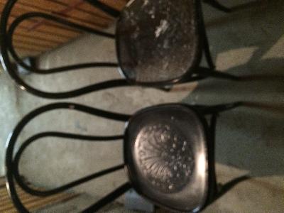 Chaises en bois noire finement sculptees